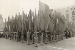 Harald Hauswald. „1. Mai 1983. Karl-Marx-Allee”. 1983