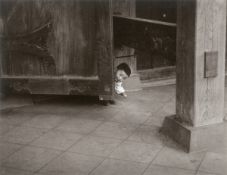 Ken Heyman. „Asakasa, Tokyo. Child of Temple Gate Keeper”. 1958